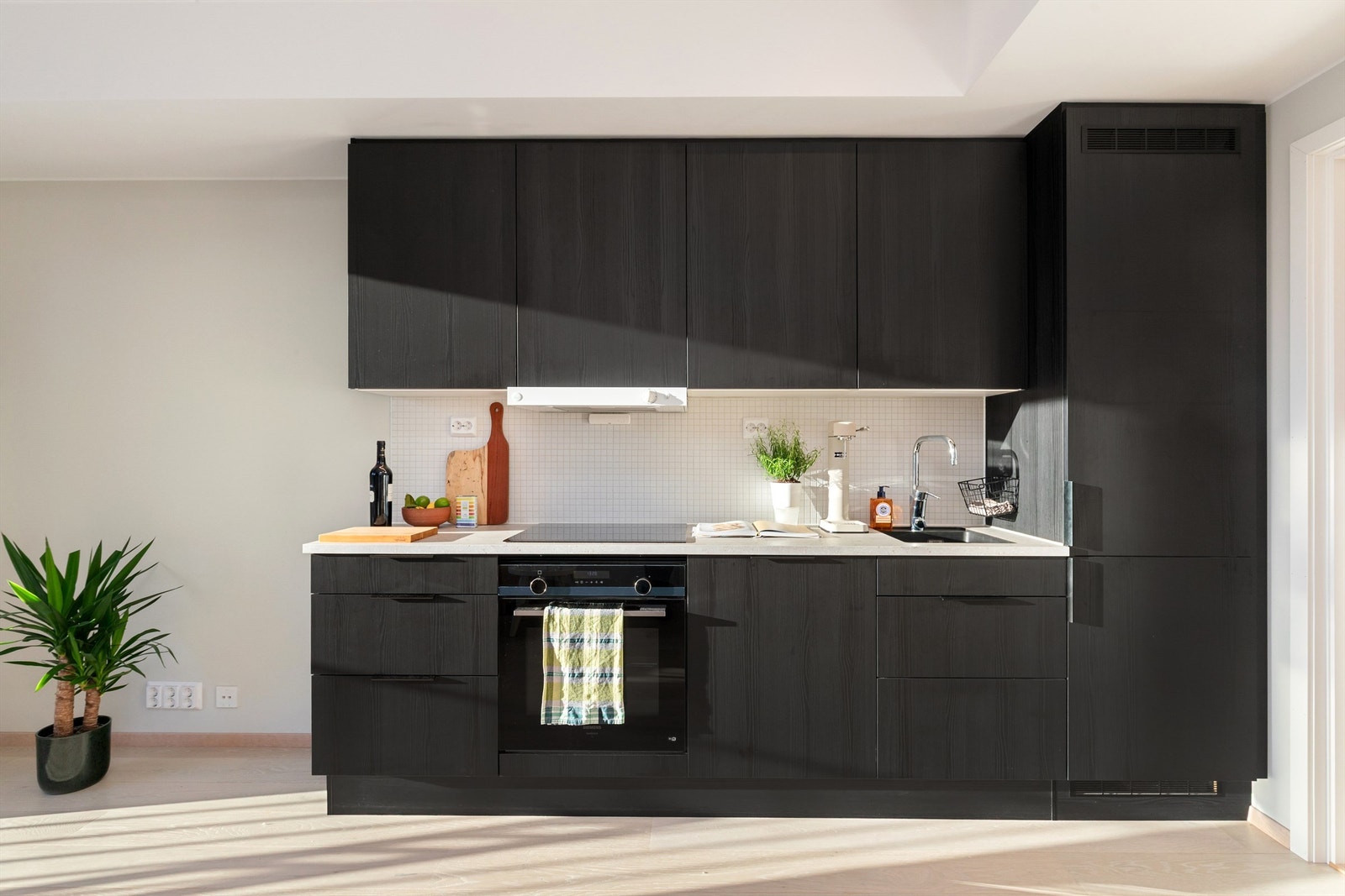 Kjøkkenet er utstyrt med integrerte hvitevarer. Oppvaskmaskin, stekeovn og platetopp var tilvalg og er oppgradert fra standard Galleribilde