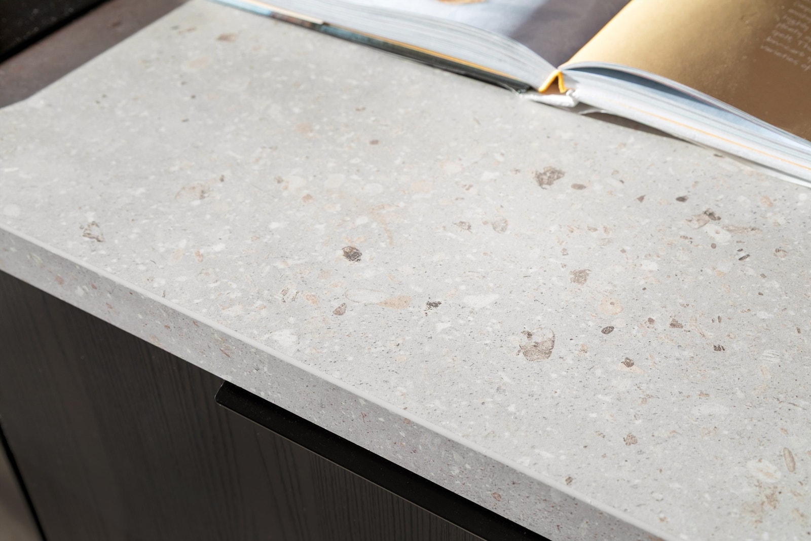 De mørke finérfrontene med eikefinish passer svært godt med den stenmønstrede benkeplaten i laminat Galleribilde