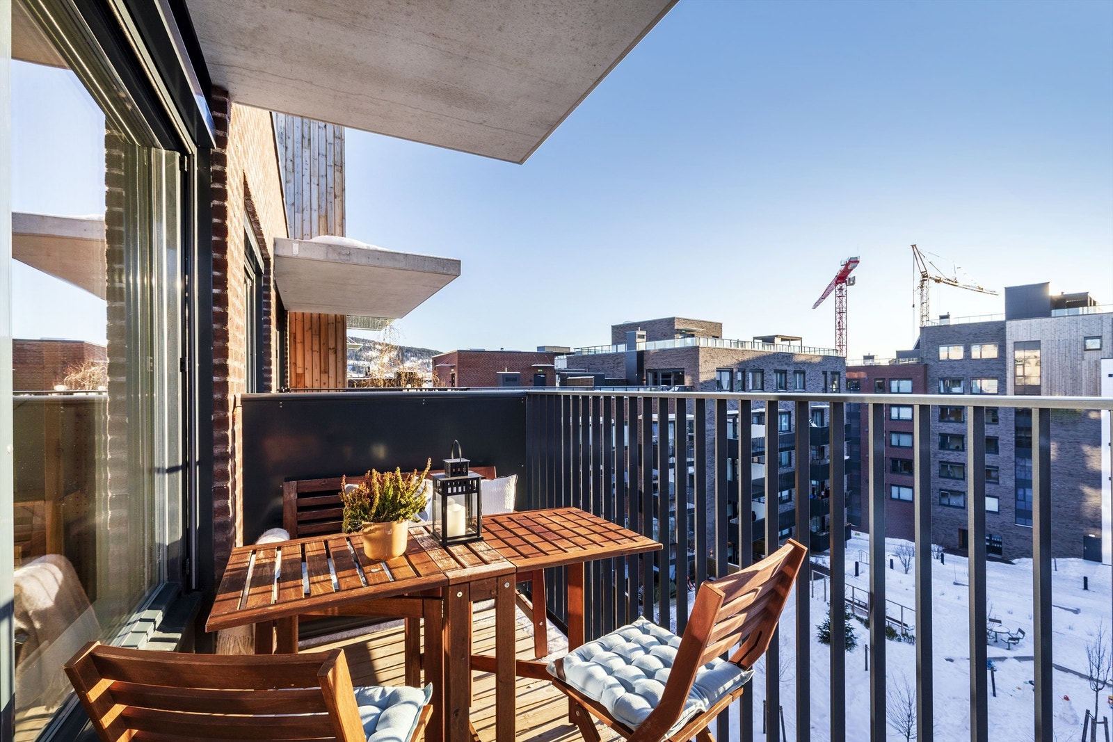 På sommerstid dekker solen hele balkongen innen klokken 16, og man har sol til kvelden Galleribilde