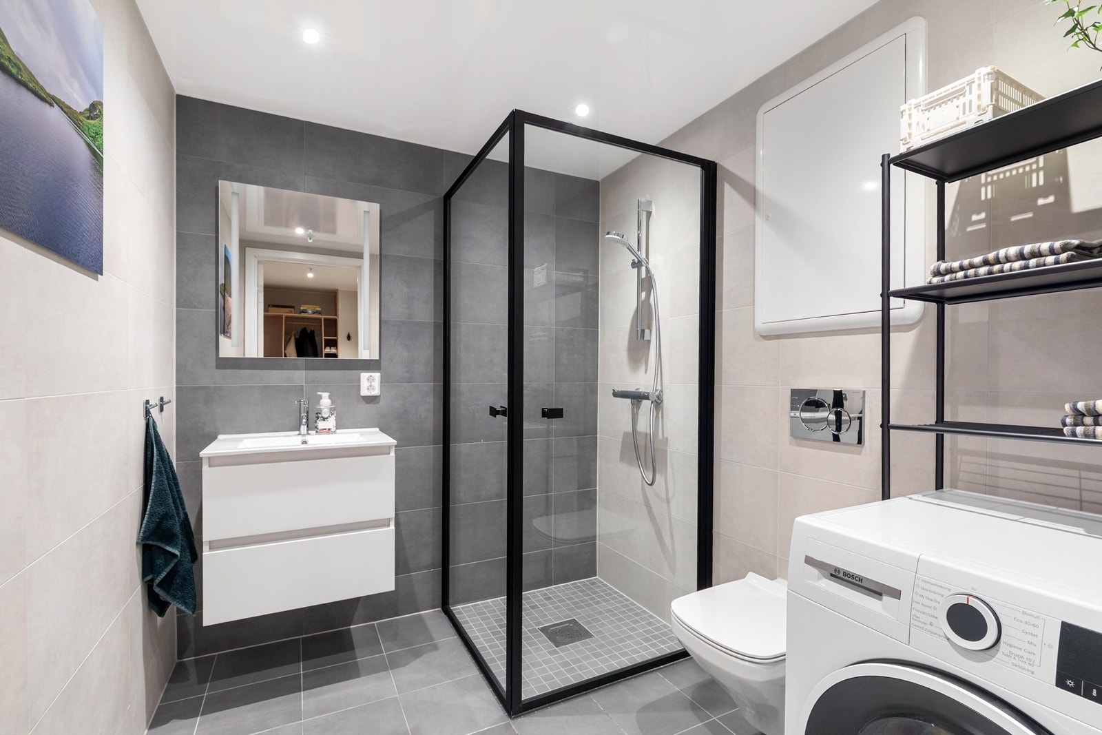 Lekkert flislagt bad med vannbåren gulvvarme Galleribilde