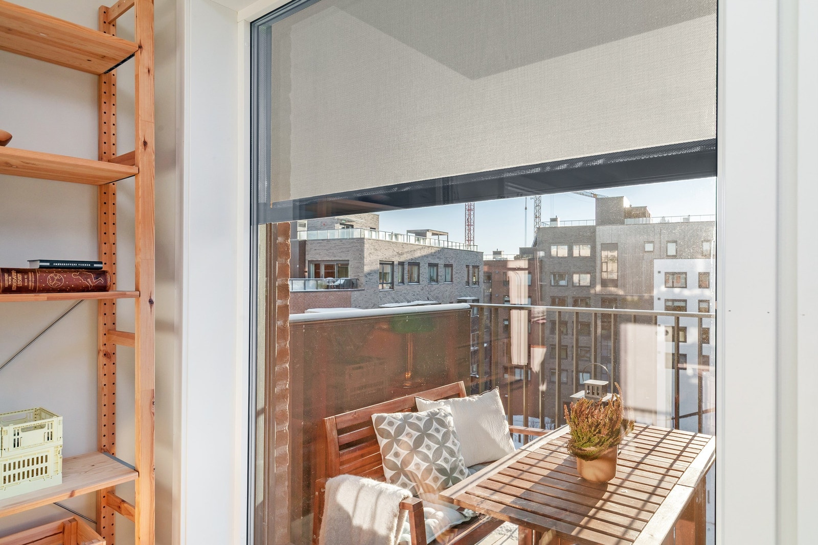 Leiligheten har gode solforhold, det er montert utvendig solskjerming på stuevinduet Galleribilde