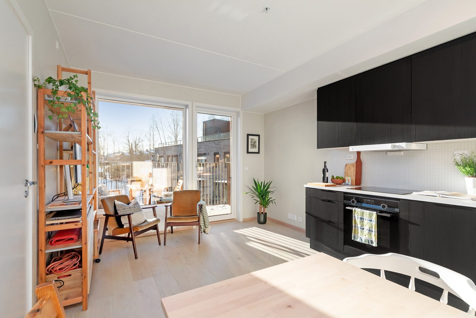 Leiligheten har en meget god intern beliggenhet i byggets 5. etasje, som er toppetasjen. Det er heisadkomst fra inngangsplan Galleribilde