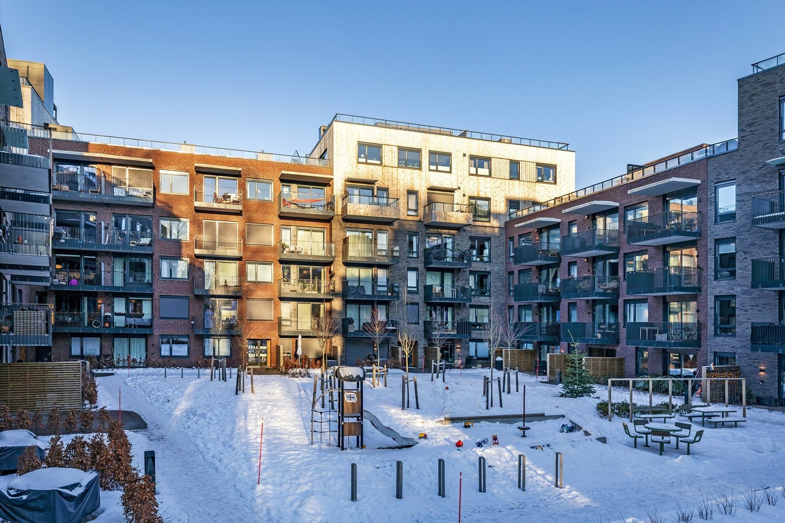 Frysjaparken har fine fellesarealer mellom bebyggelsen, med flere sittegrupper og lekeplasser Galleribilde