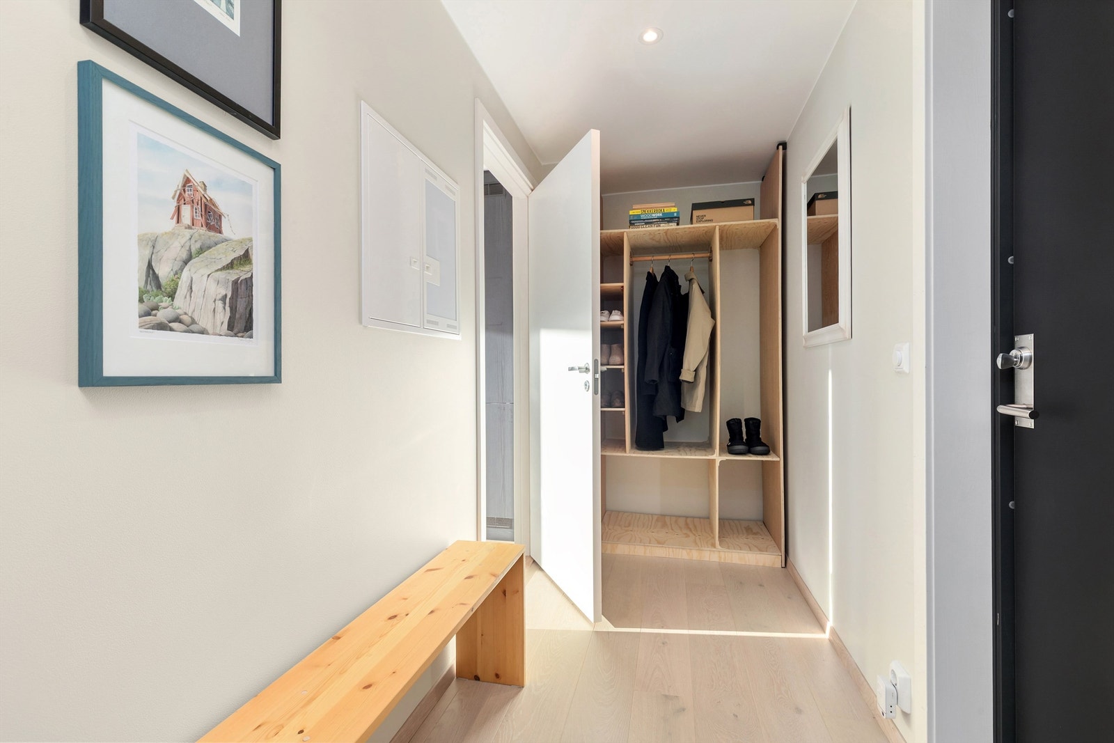 Entréen har godt med veggplass for klesoppheng eller sittebenk Galleribilde