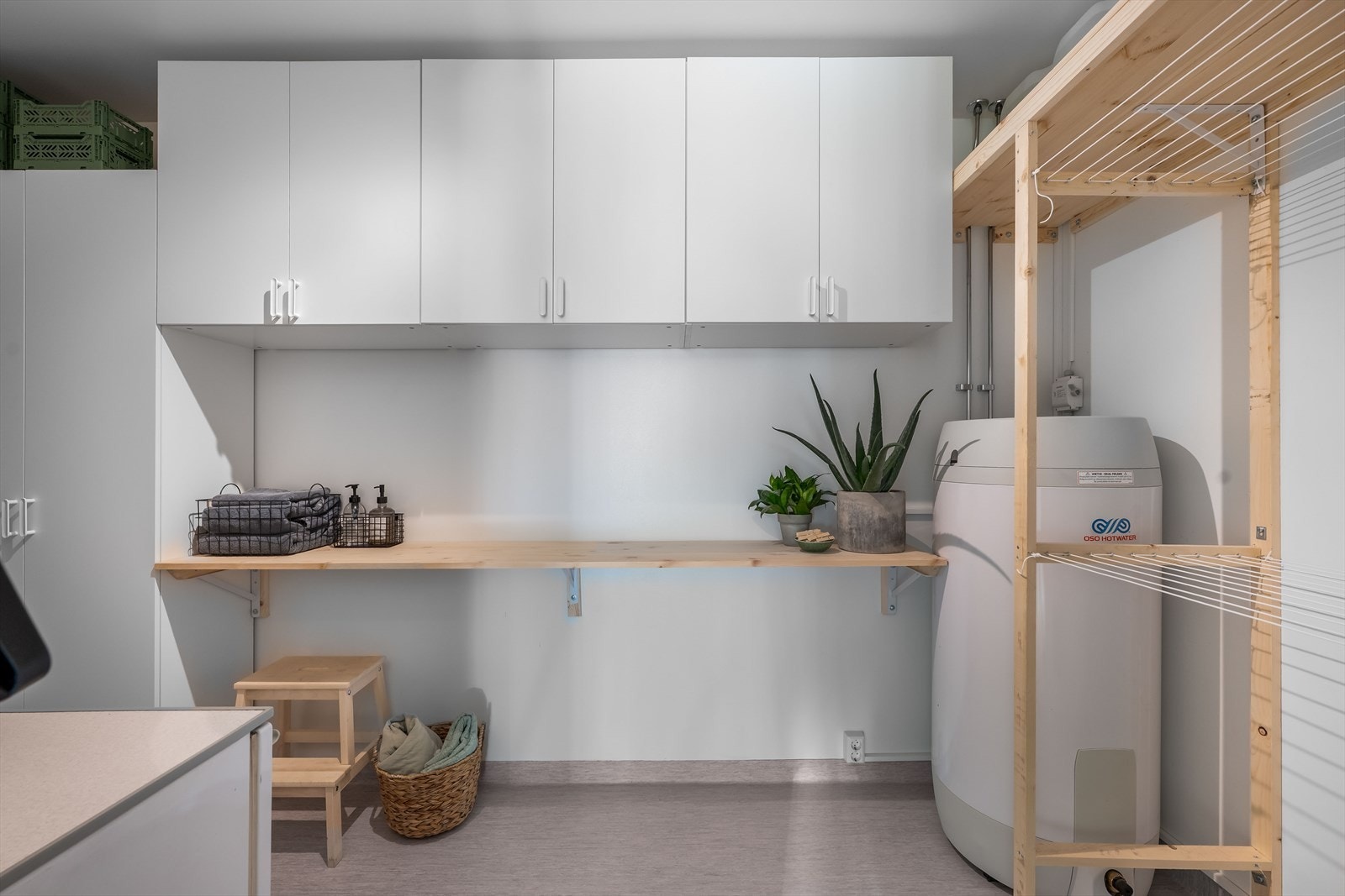 Vaskerommet har belegg på gulvet, malte flater på veggene og malt himling. I tillegg er det vannbåren gulvvarme og balansert ventilasjon Galleribilde