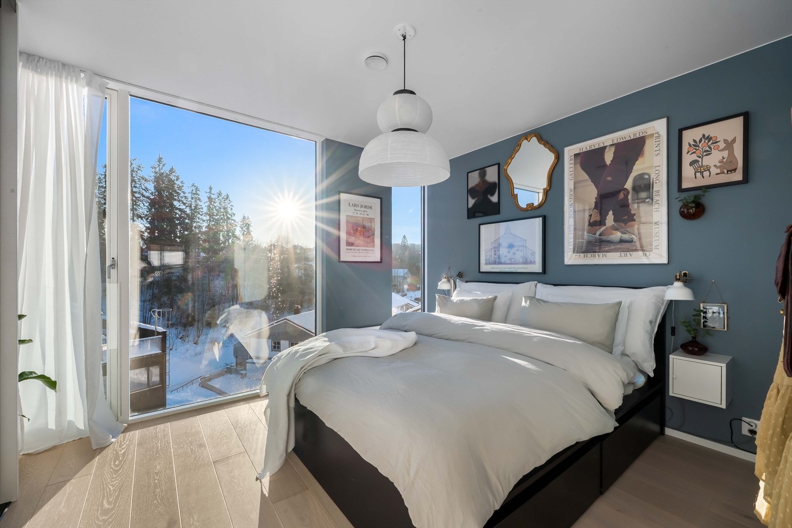 Boligen har 3 gode soverom som ligger samlet i boligens 2. etasje Galleribilde