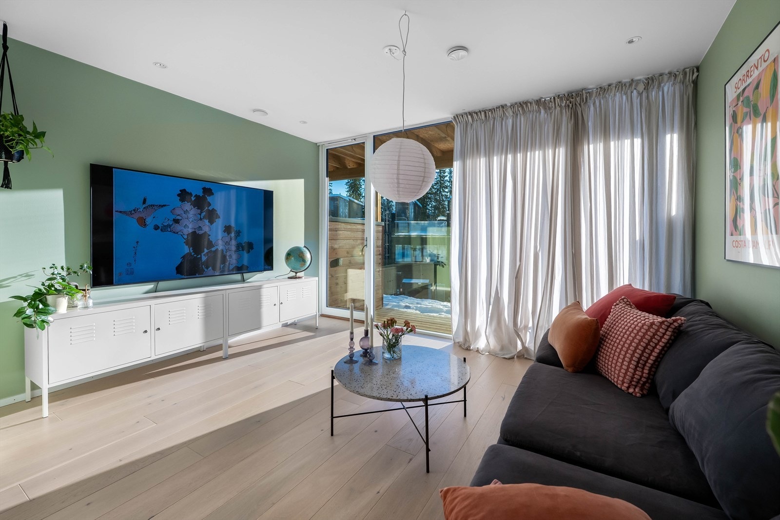 Fra stuen er det utgang til terrasse på ca. 8,1 kvm med tredekke og levegger Galleribilde