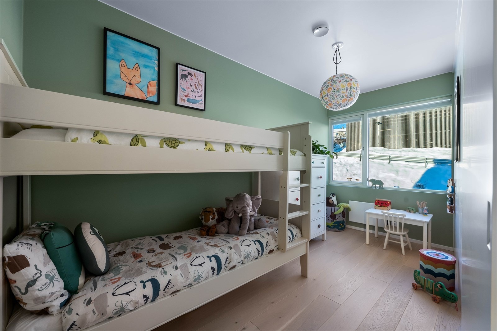 Soverommene har store vinduer som gir rikelig med naturlig lys og skaper en luftig atmosfære Galleribilde