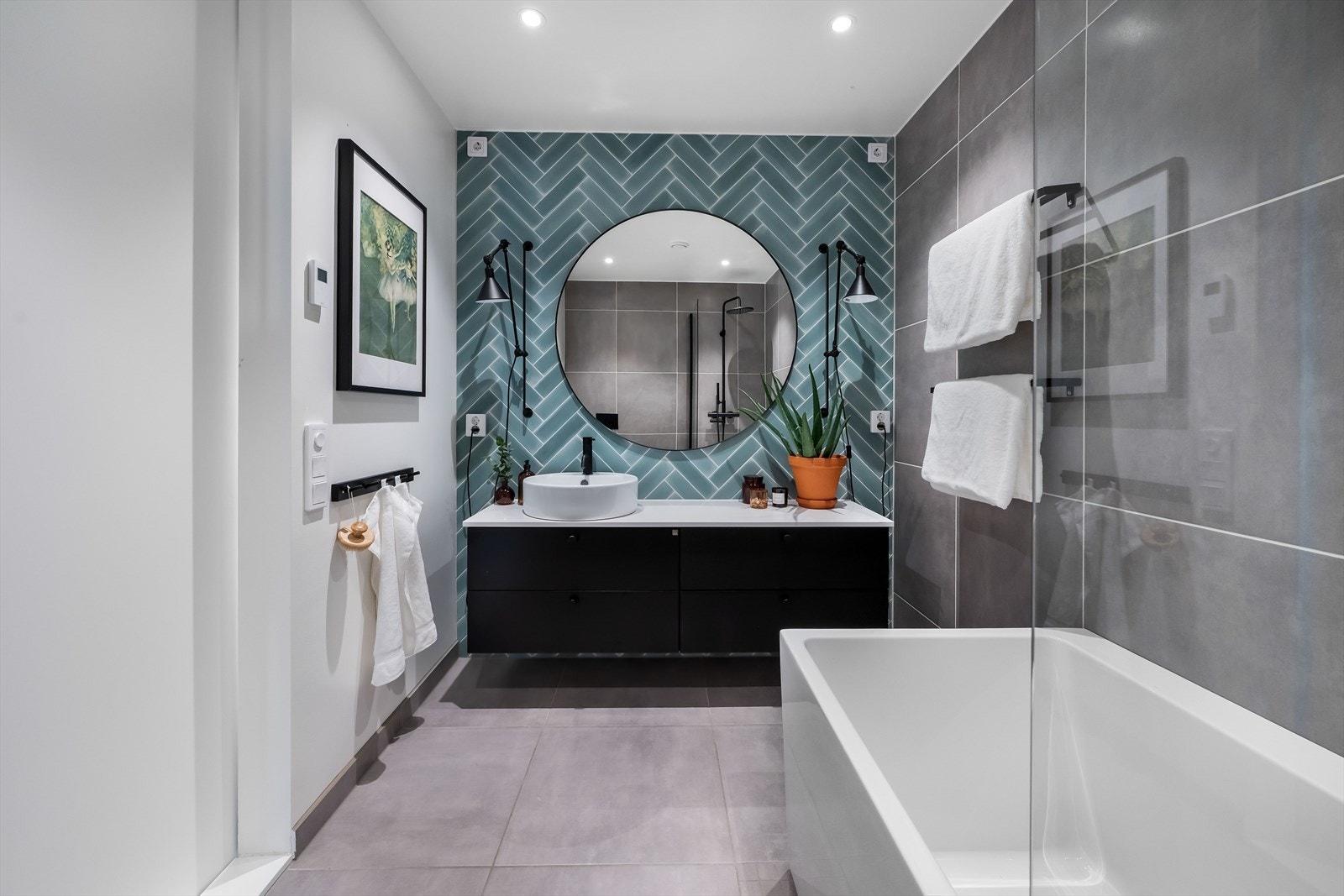 Badet i 2. etasje er utstyrt med servantinnredning med glatte fronter, oppbevaring i underskap, helstøpt benkeplate med bolleservant og speil Galleribilde