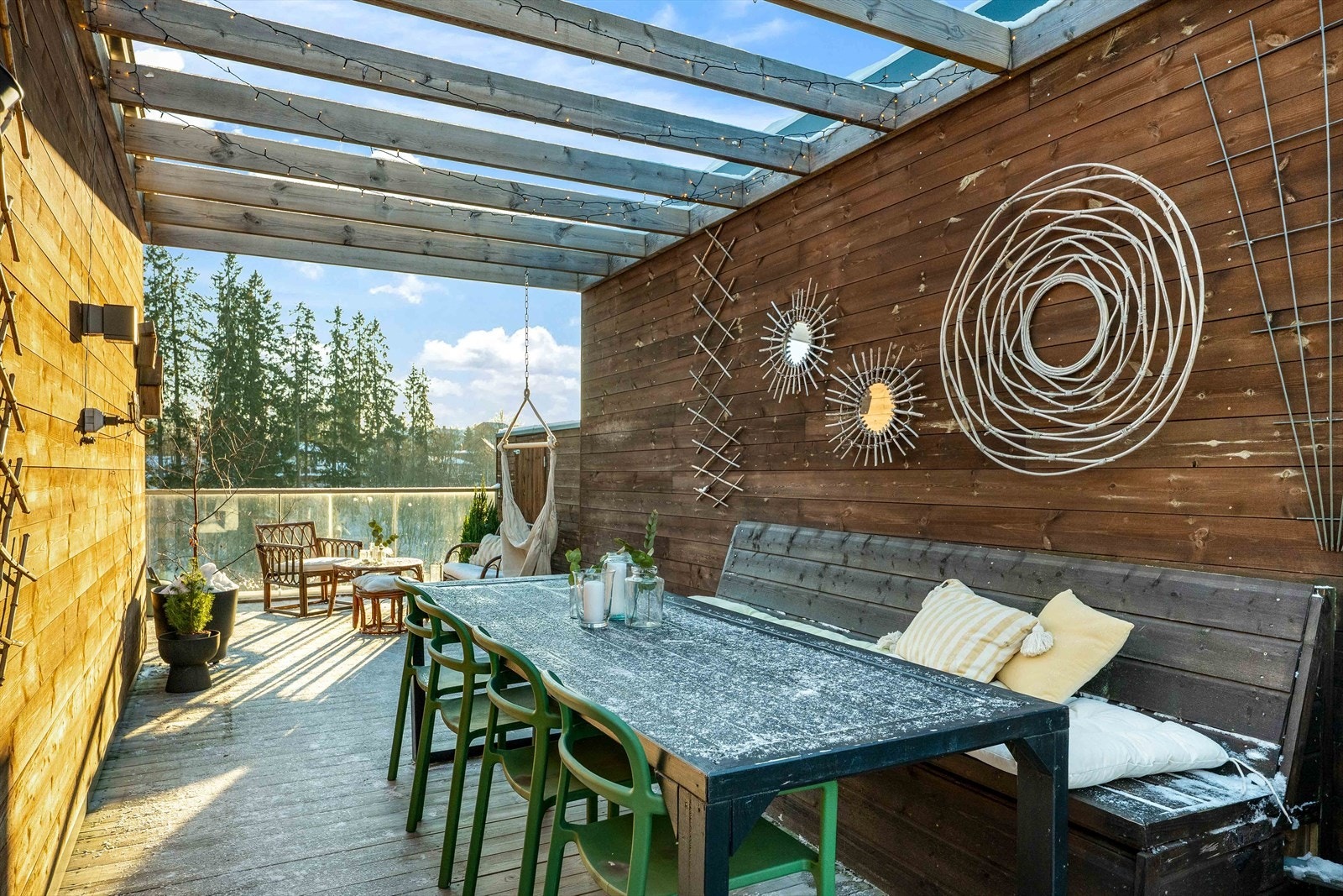 Her får du flere flotte og usjenerte uteplasser: en solrik takterrasse i 3. etasje, terrasse på baksiden samt en balkong i 1. etasje - perfekt for både avslapning og sosiale sammenkomster Galleribilde
