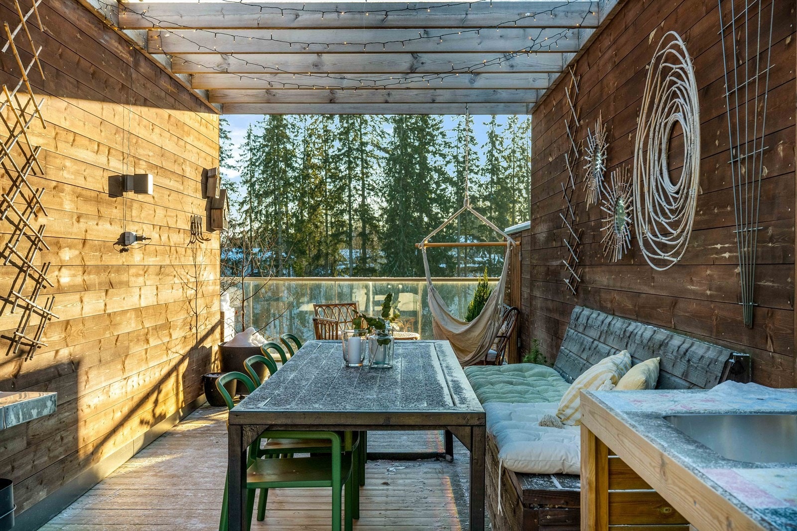 I 3. etasje er det trapperom med utgang til takterrasse på ca. 37,6 kvm med pergola oppført i 2022 Galleribilde