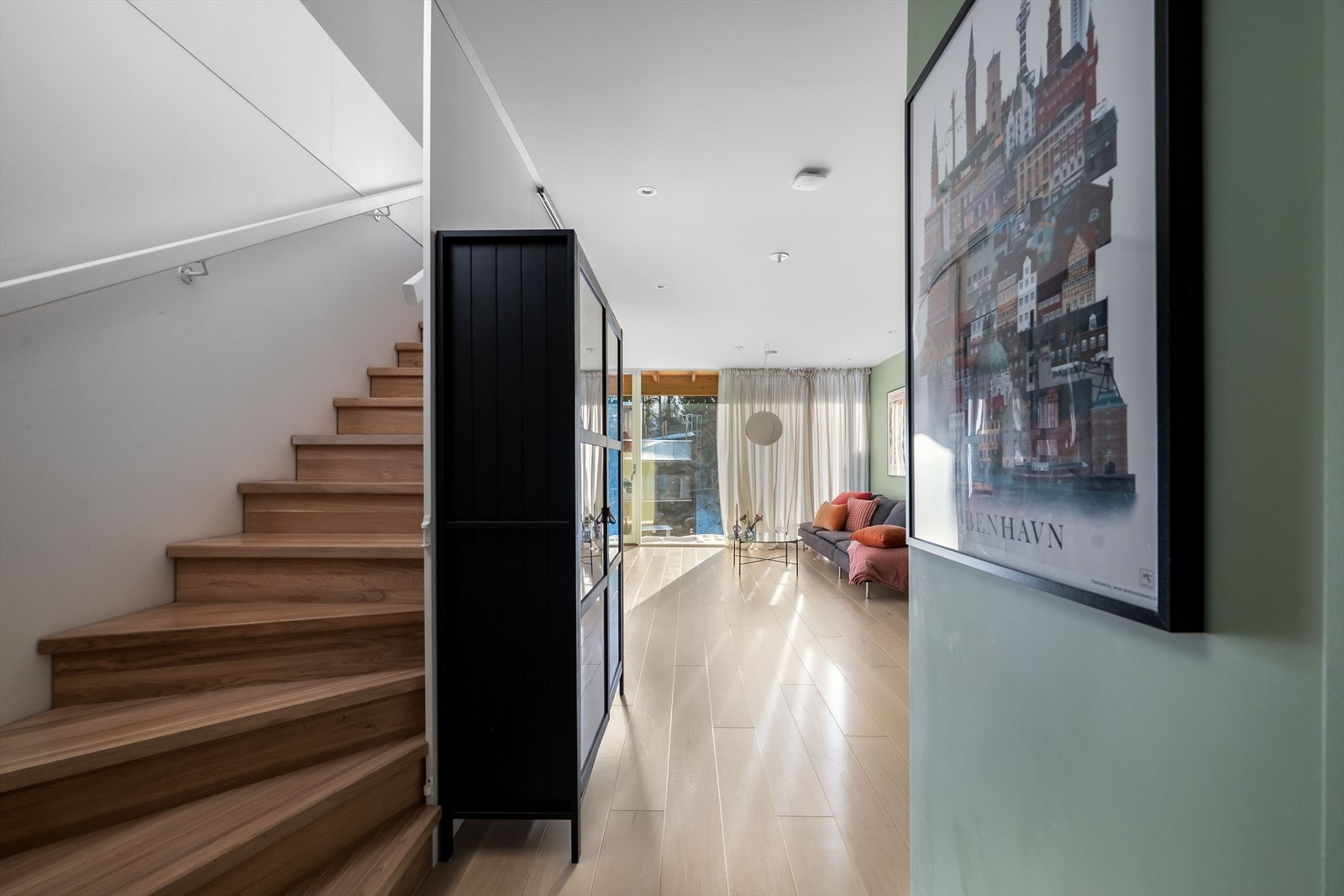 Trappen fra 1. etasje leder ned til en praktisk stue og et romslig vaskerom Galleribilde