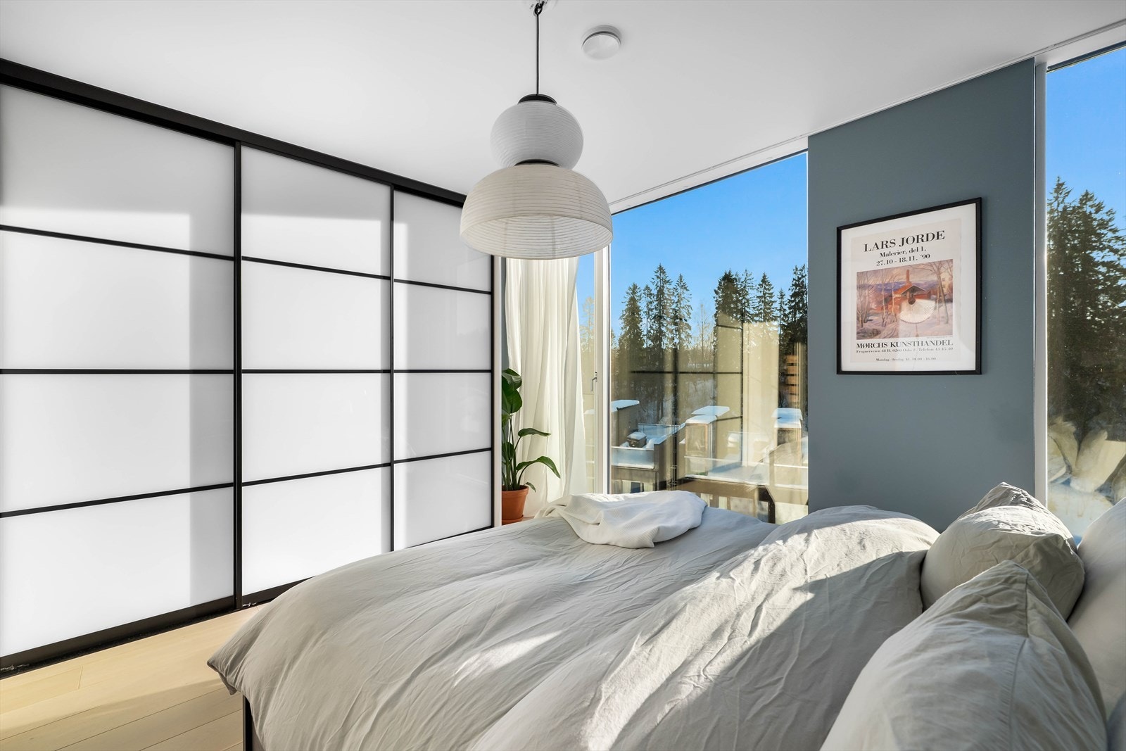 Hovedsoverommet er av god størrelse og har god plass til dobbeltseng og tilhørende nattbord Galleribilde