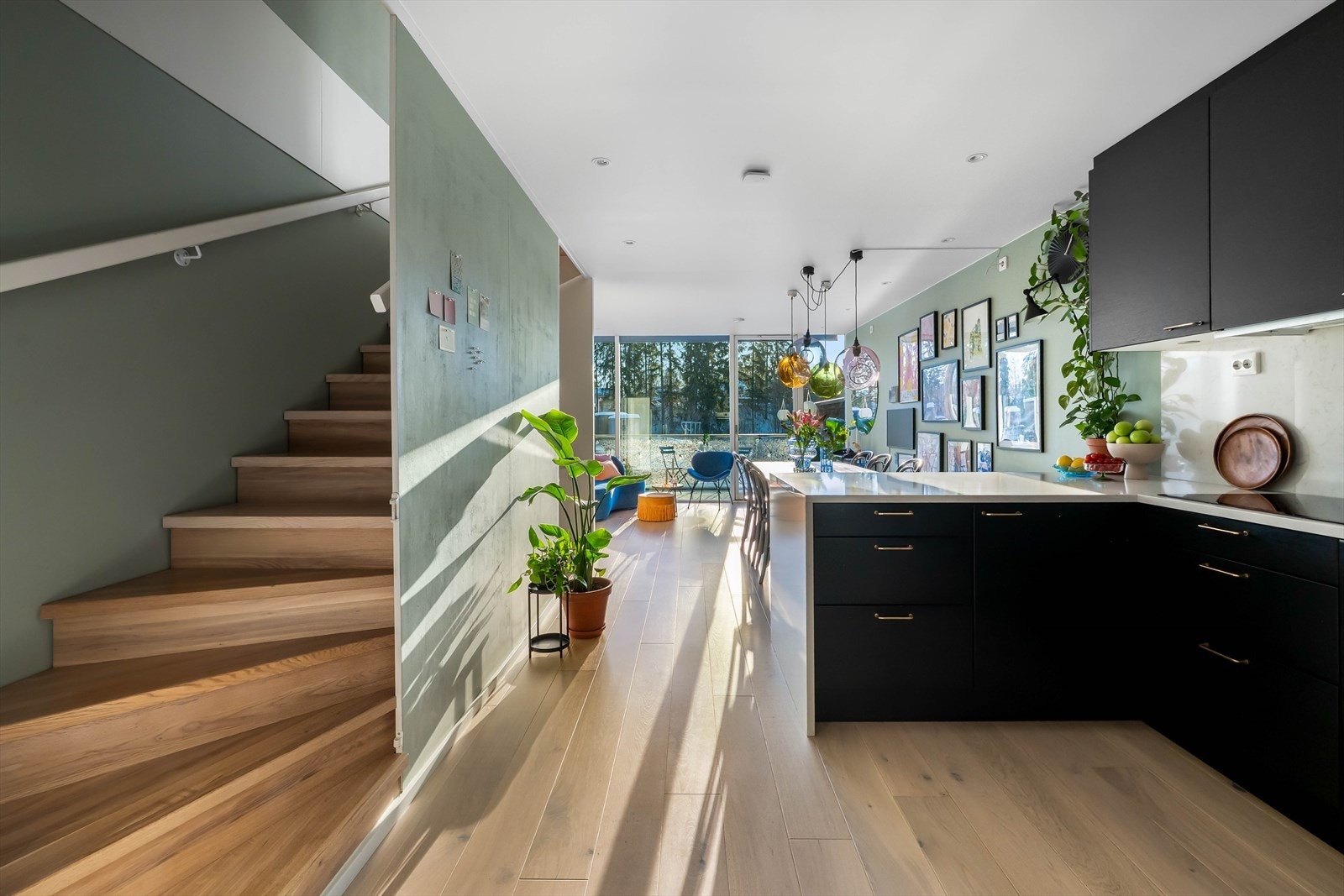 Godt utnyttet med både underskap og overskap samt funksjonell og smart barløsning mot stuen Galleribilde