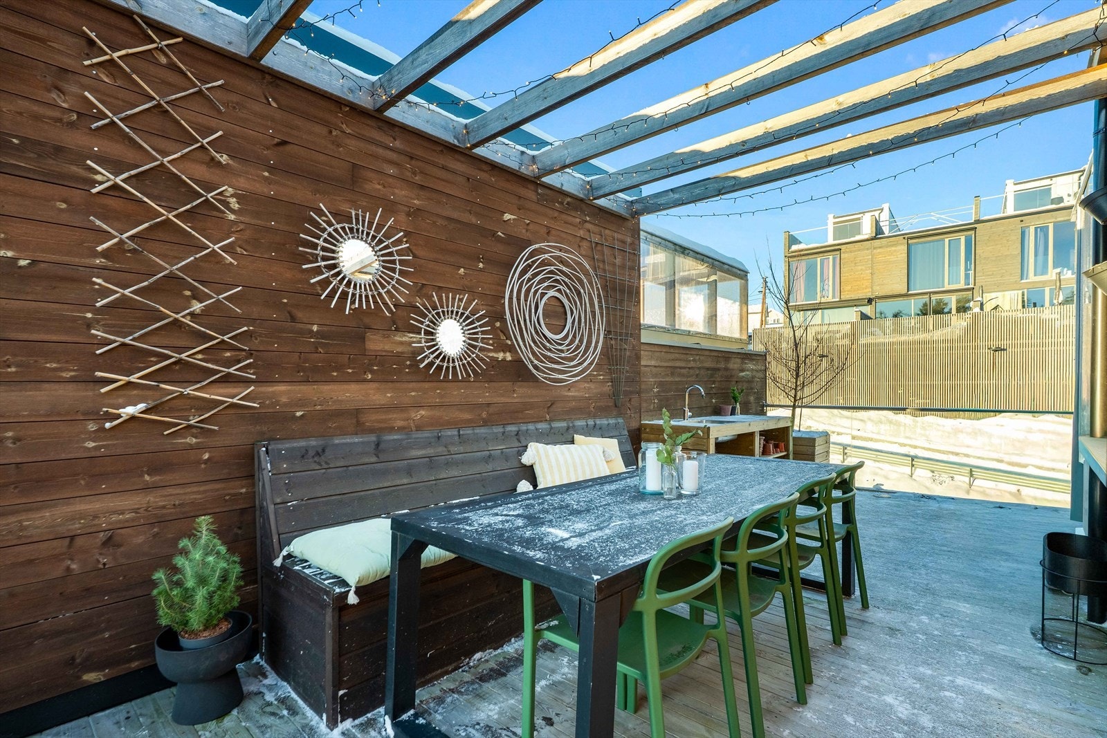 Stor takterrasse med plass til både utemøbler, pergola, utekjøkken og grill - perfekt for lange, hyggelige dager utendørs Galleribilde