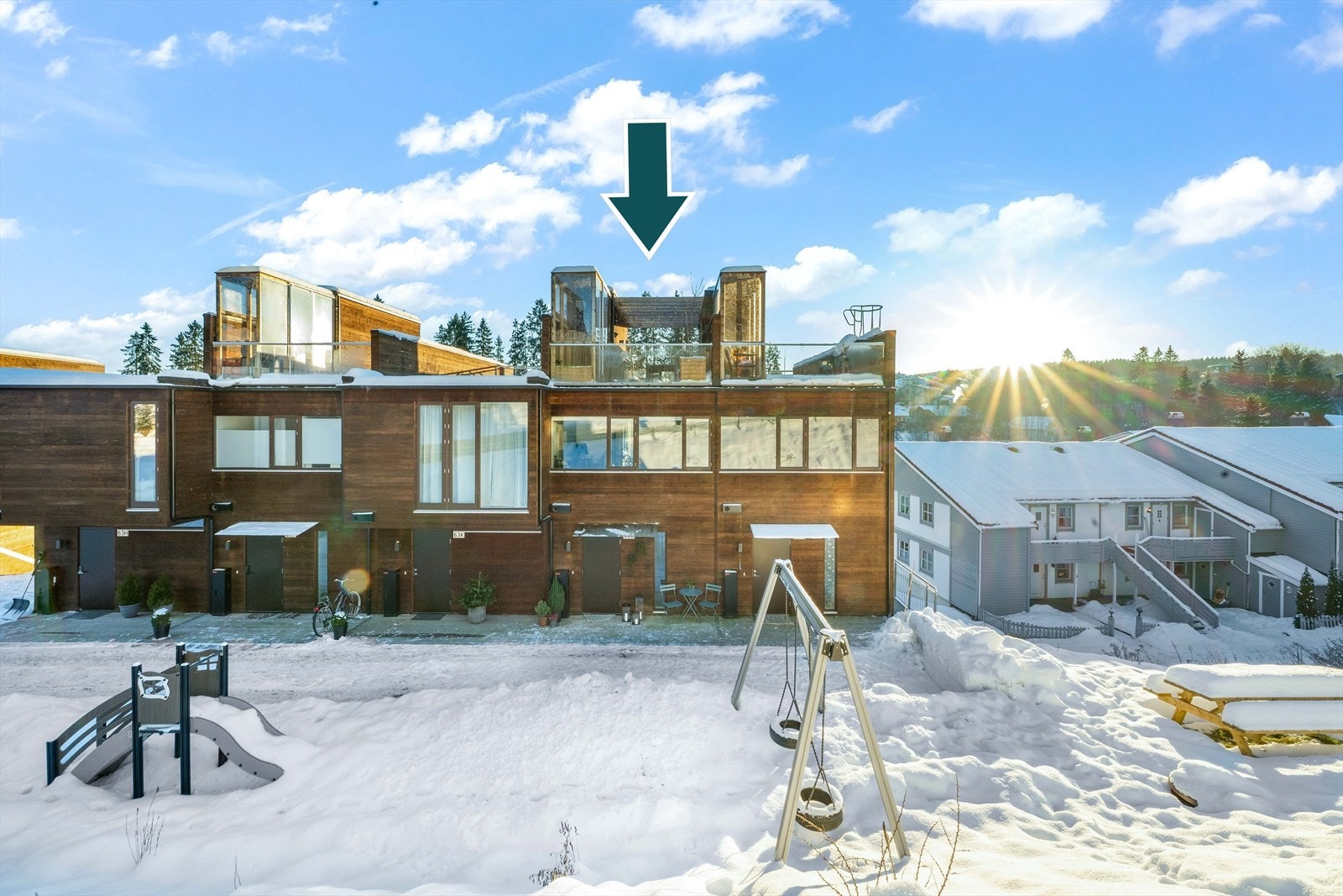 Lekkert rekkehus i attraktivt og barnevennlig område - med 3 soverom, 2 bad, 2 stuer, flere solrike uteplasser og en romslig takterrasse Galleribilde