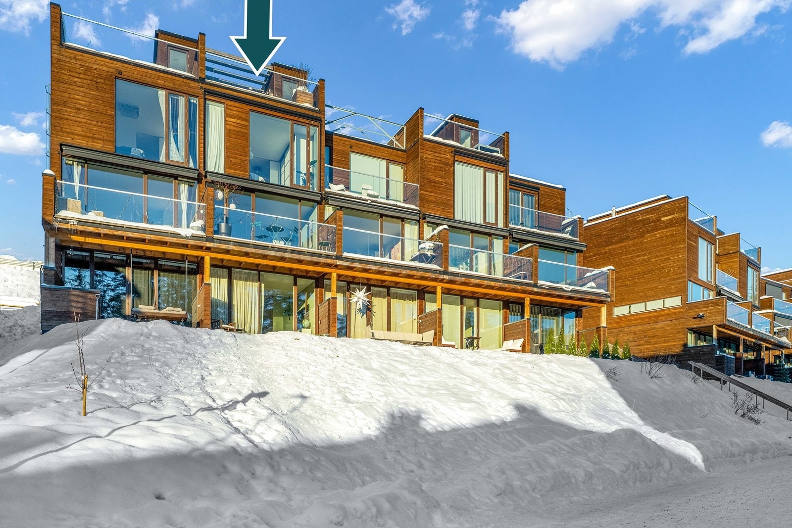 Boligen ligger i et attraktivt og veletablert boligområde på Skjetten, kjent for sin ro og familievennlighet med lite gjennomgangstrafikk Galleribilde