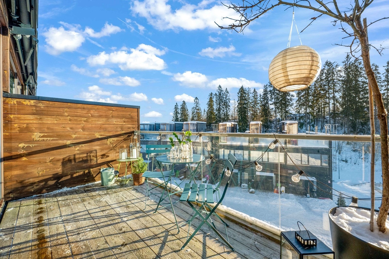 Fra stuen i 1. etasje er det direkte utgang til en romslig balkong på 7,6 m², med tredekke og moderne glassrekkverk Galleribilde