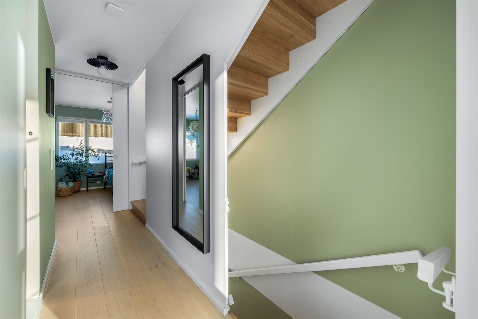 Mellom etasjene er det en trapp med tette trinn i eik Galleribilde