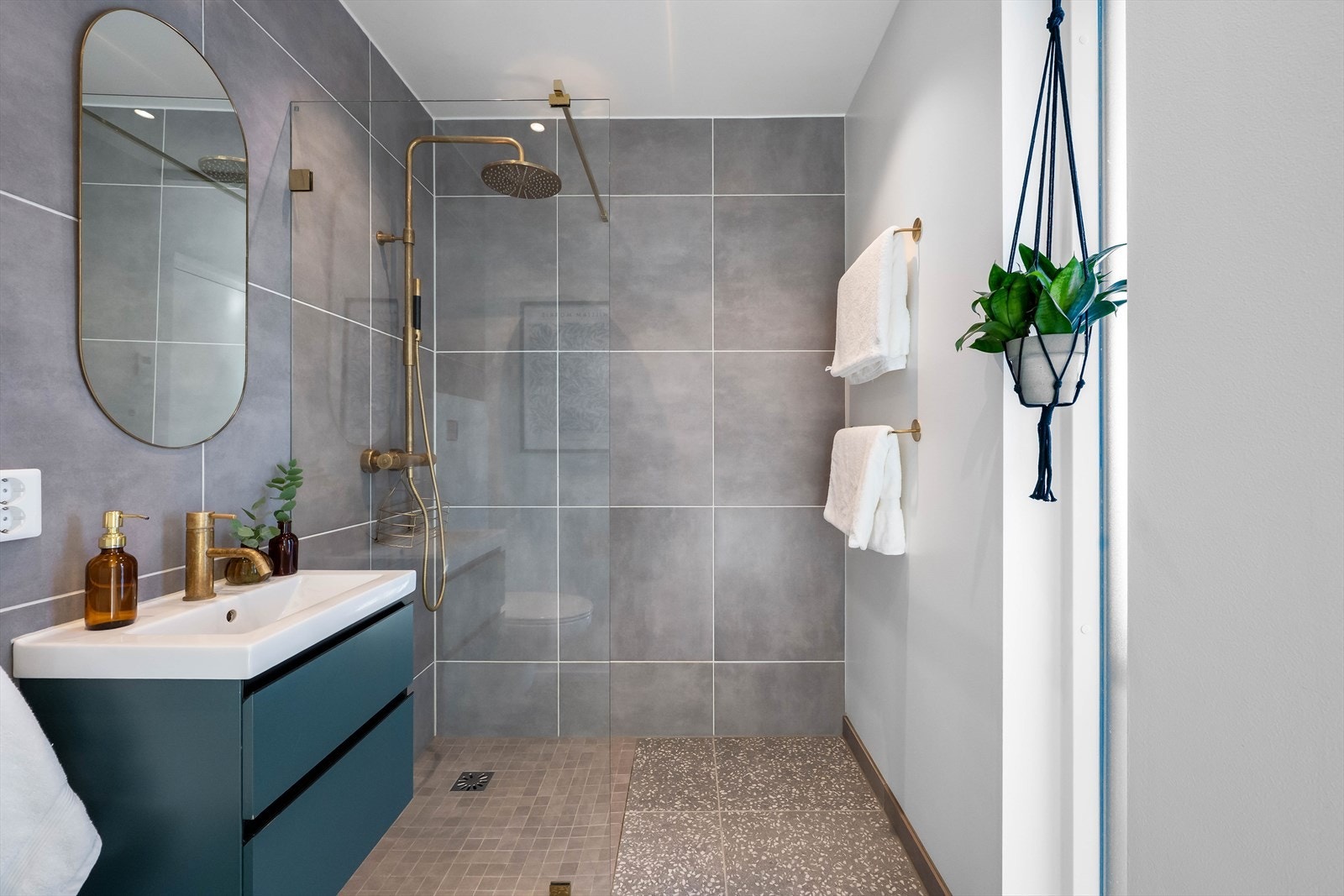 Baderommene har vannbåren varme, balansert ventilasjon og downlights i himlingen, noe som gir et behagelig inneklima og gode lysforhold Galleribilde