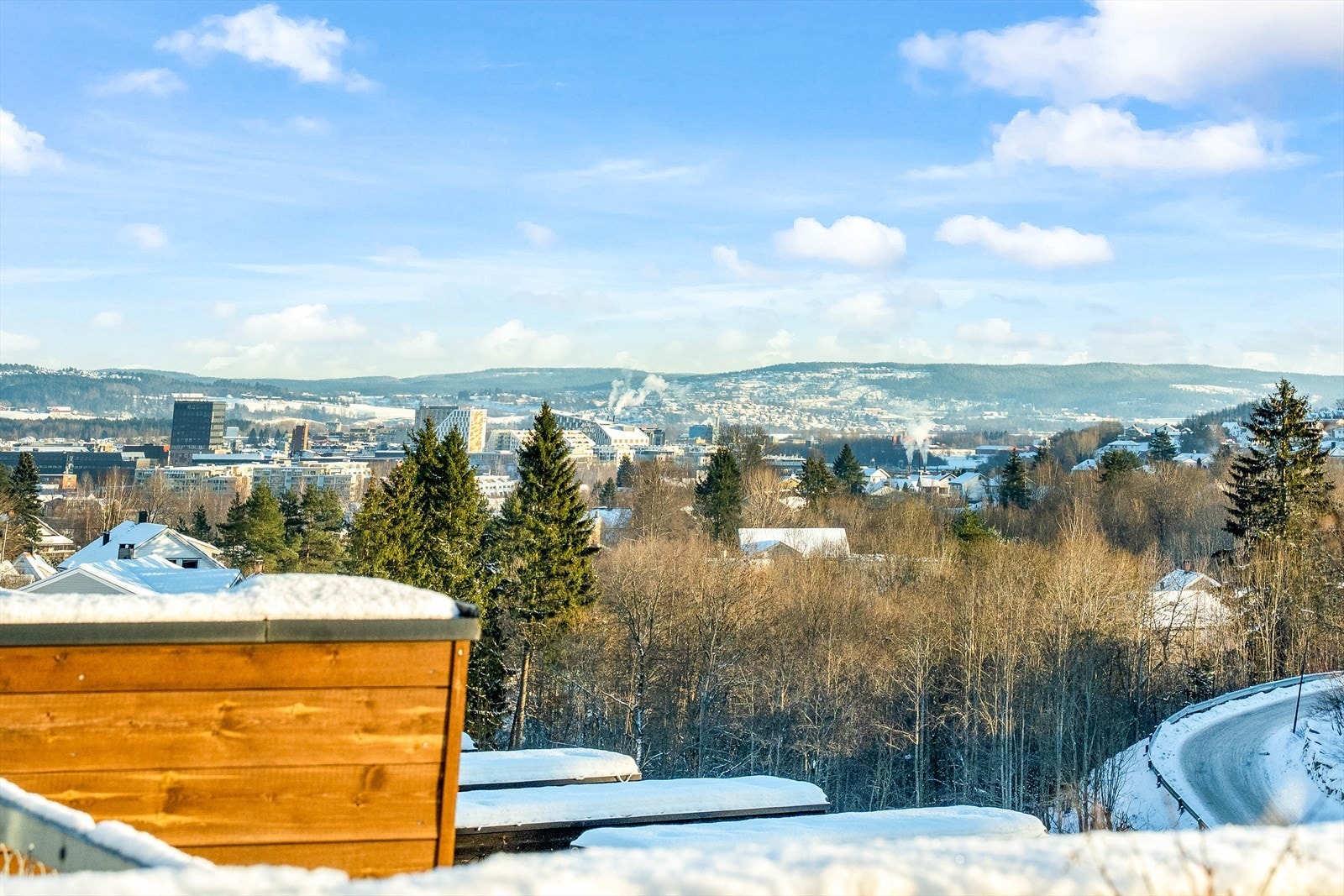 God intern beliggenhet med flott utsikt og solrike uteplasser- på takterrassen er det sol hele dagen og til godt ut på kvelden Galleribilde