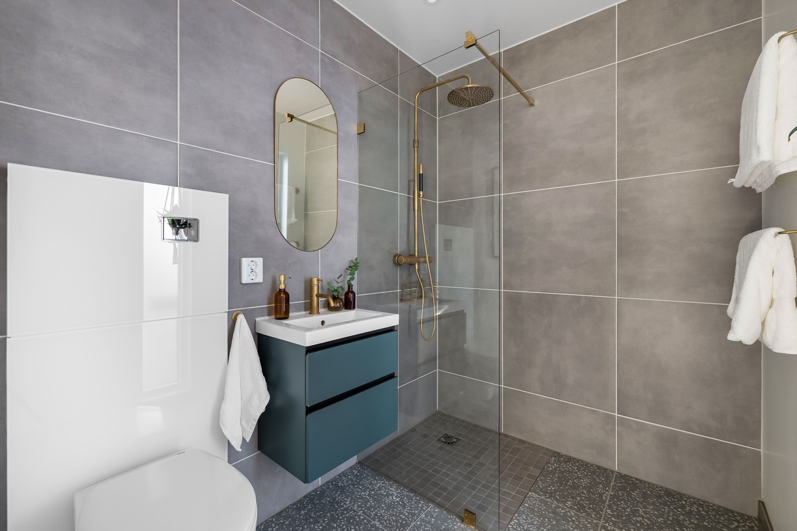 Lekkert og delikat baderom i 1. etasje med adkomst fra entreen Galleribilde