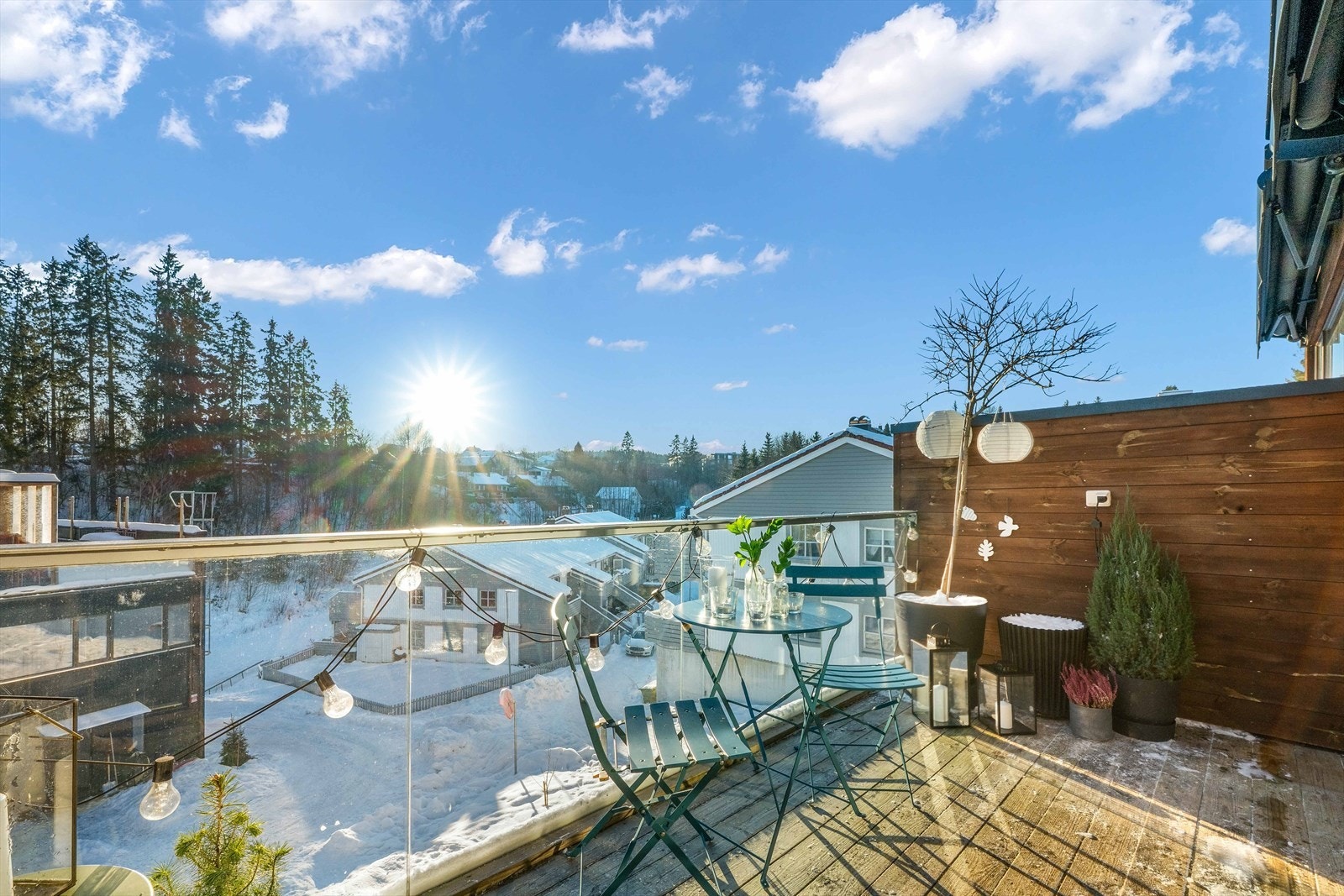 Solrik balkong med fin utsikt utover nærområde Galleribilde