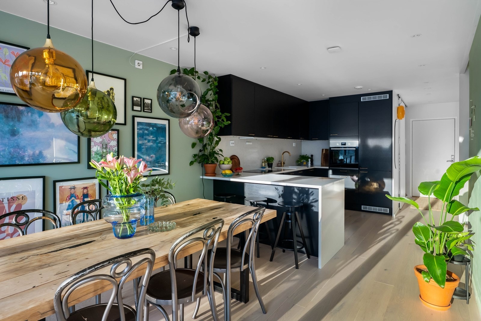 Romslig og åpen stue med god plass til både salong og spisestue med tilhørende møblement Galleribilde