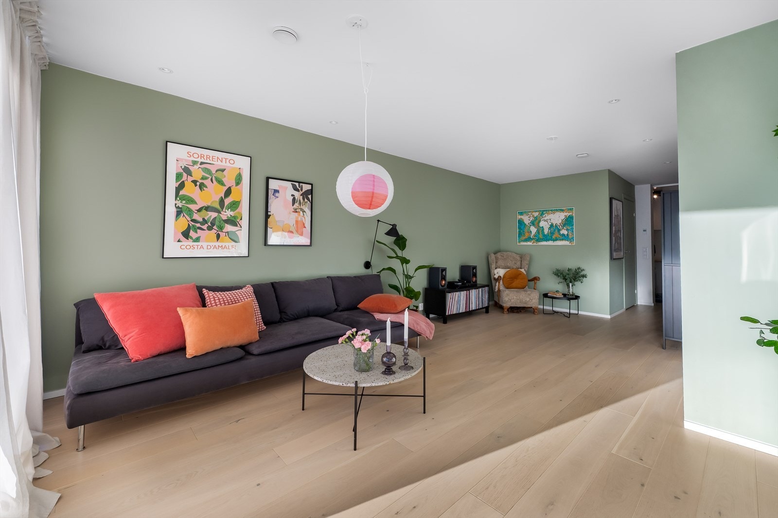 I underetasjen har du en stor og fin stue- Perfekt planløsning når man er flere i familien Galleribilde