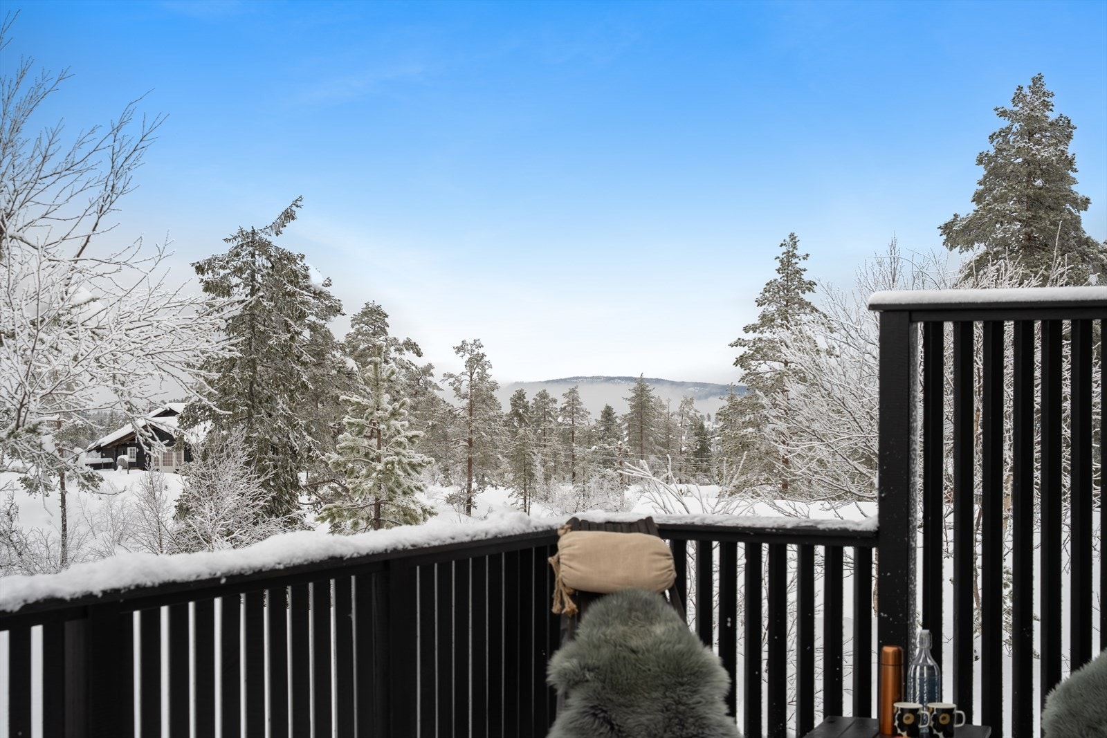 Velkommen til denne sjarmerende hytta i Vesleådalsfaret. Hytten ligger idyllisk til med kort avstand til skiløyper og flotte turområder. Galleribilde