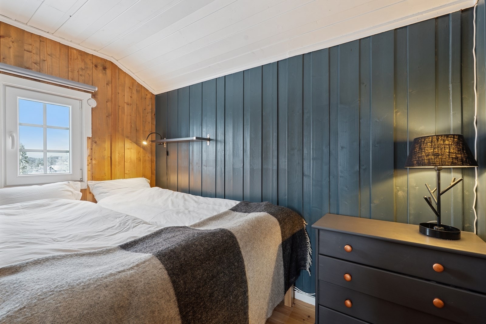 Hovedsoverom med plass til kommode. Et rom for ro og en god natts søvn. Galleribilde