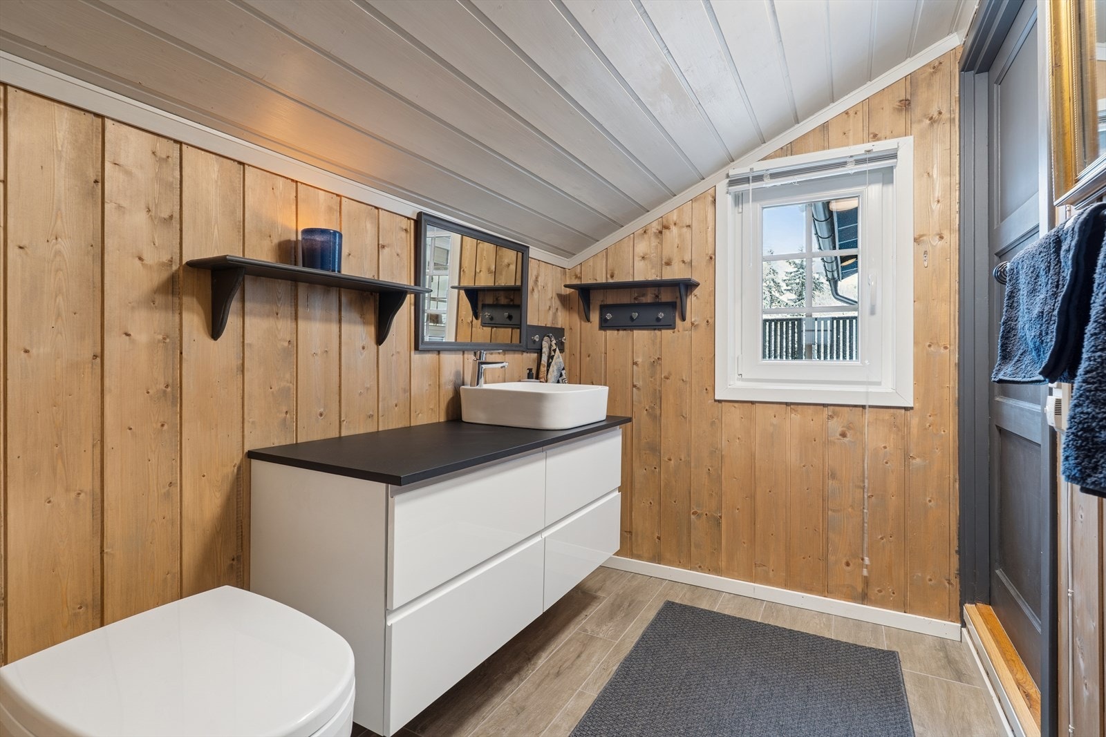 Hytta har et internt vannsystem med varmtvannsbereder, vanntank og vannpumpe plassert på toalettrommet. Vann fylles via utekran på vegg. Galleribilde