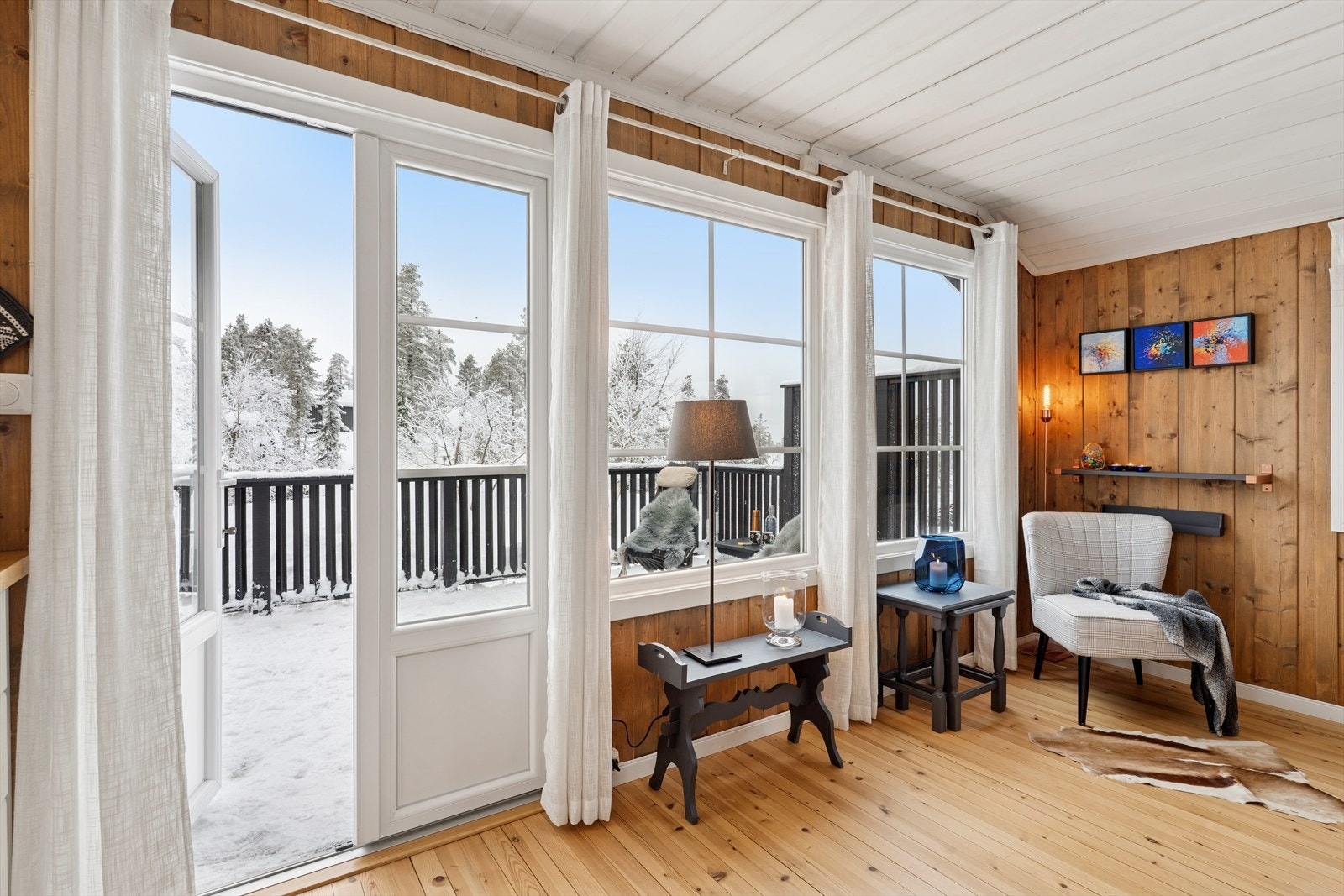 Lesekrok på stuen, et lyst og behagelig sted med rikelig naturlig leselys gjennom hele dagen. Utgang til stor og solrik terrasse. Galleribilde