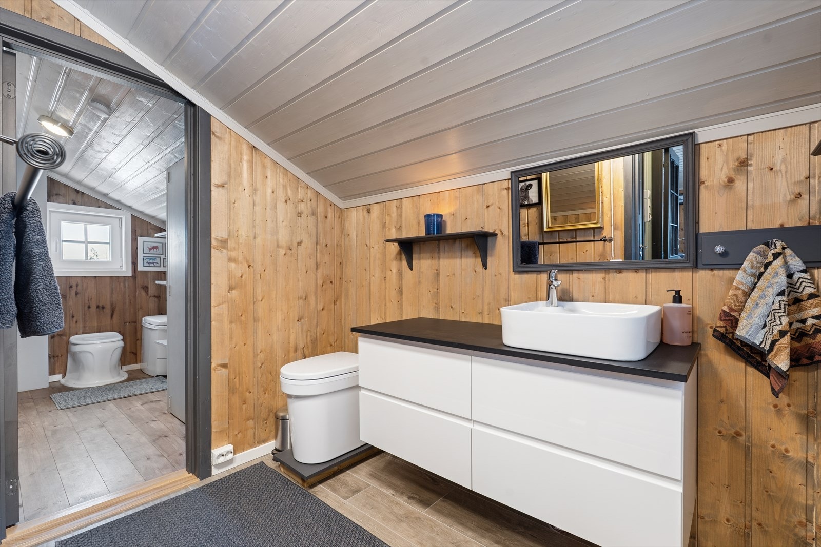 Toalettrom med snurredo og forbrenningstoalett. Bad utstyrt med innredning med nedfelt servant fra 2017 samt et urinal. Elektrisk gulvvarme. Galleribilde