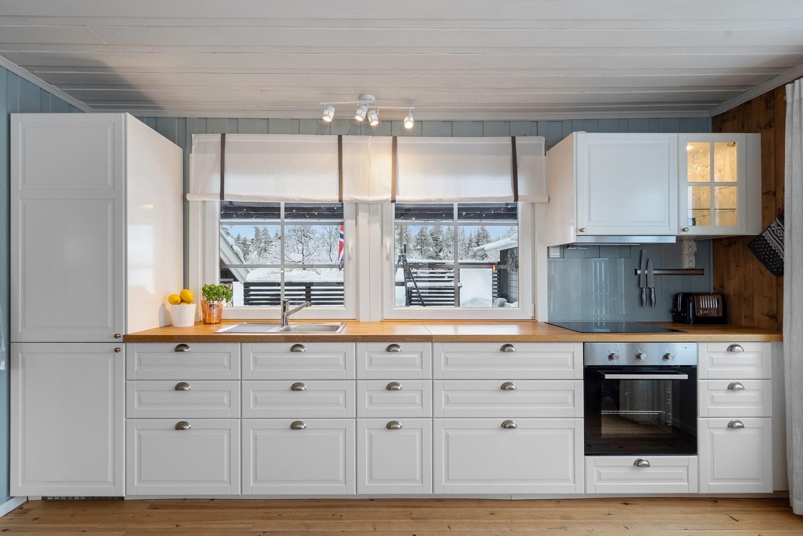 Rikelig med skap- og benkeplass! Integrerte hvitevarer og flott benkeplate i heltre. Galleribilde