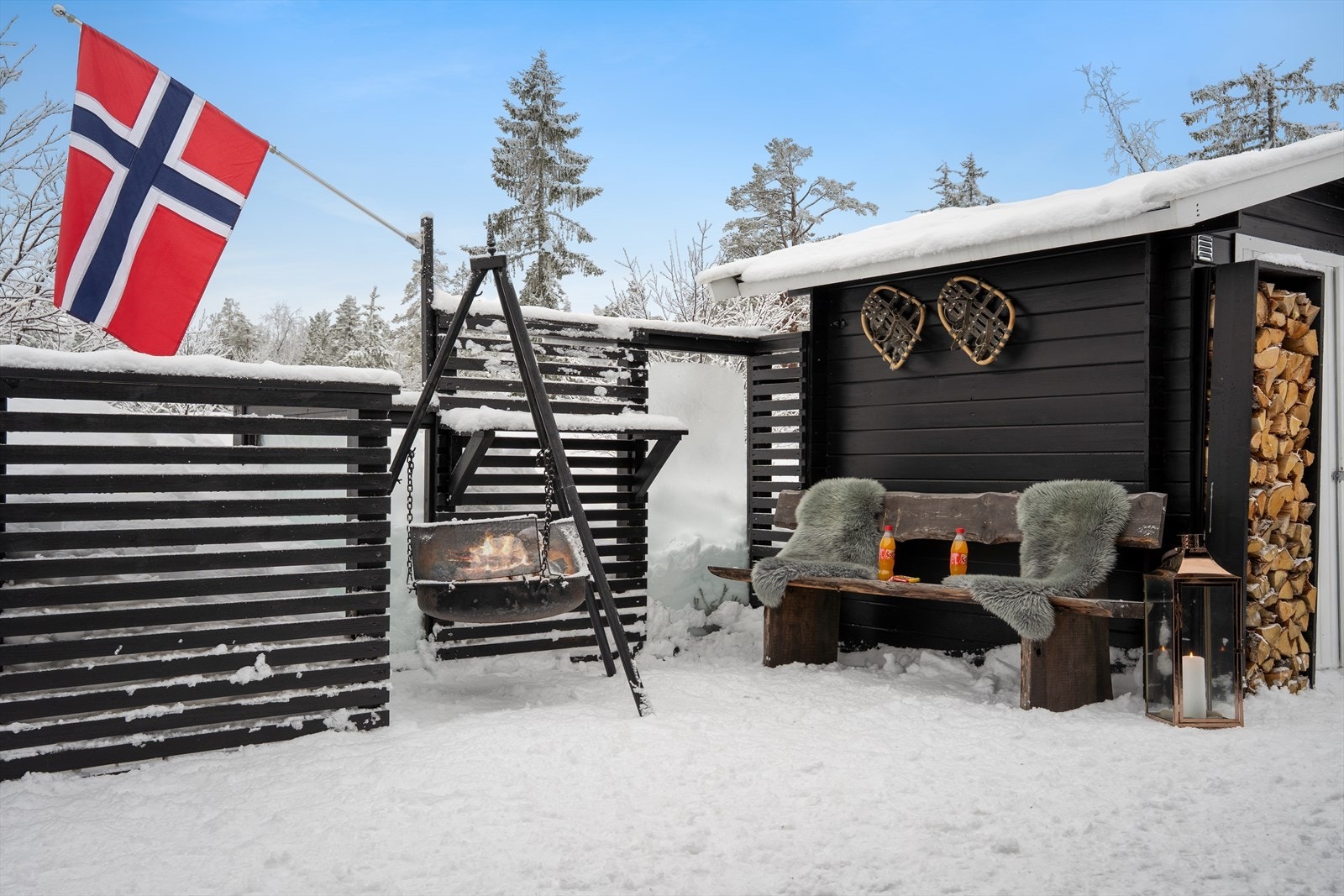 Hyggelig uteplass på terrassen med bålpanne som skaper varme, stemning og perfekte rammer for lange, koselige stunder ute. Galleribilde