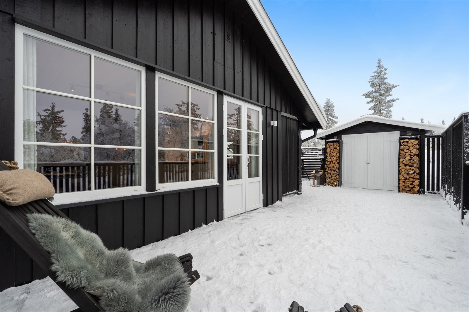 Stor og solrik terrasse til stor glede på gode og varme sommerdager. Bod med plass til redskap og utstyr. Galleribilde