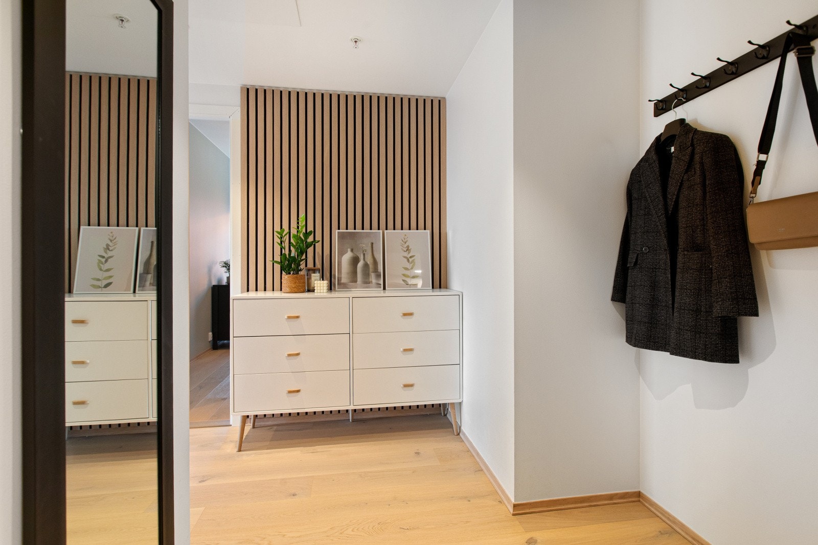 Du ønskes velkommen inn i en lys og innbydende entré som setter tonen for resten av boligen. Galleribilde