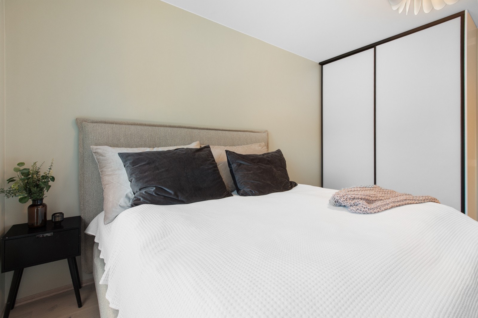 Rommet har også en praktisk skyvedørsgarderobe som gir rikelig med oppbevaringsplass. Galleribilde