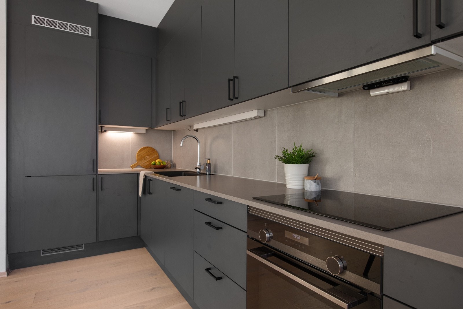 Kjøkkenet har integrerte hvitevarer av høy kvalitet, inkludert platetopp, ovn, oppvaskmaskin og kjøl/frys. Galleribilde