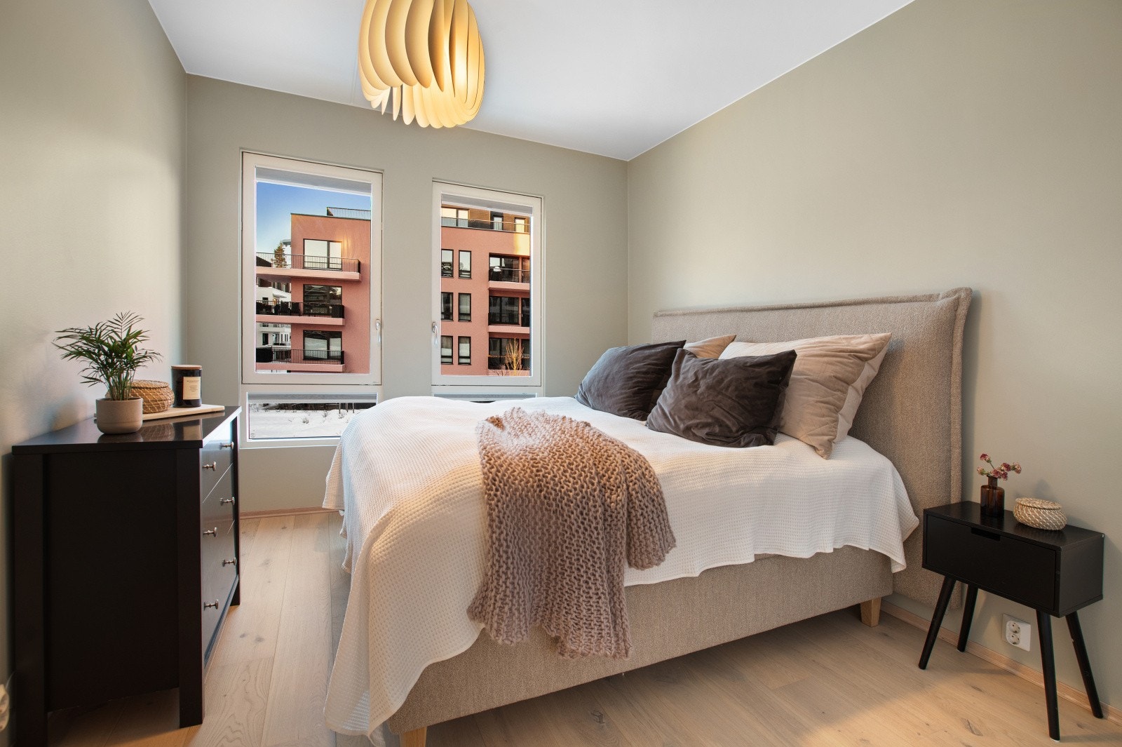 Leiligheten har tre romslige og lyse soverom med god plass til seng og tilhørende møblement. Galleribilde