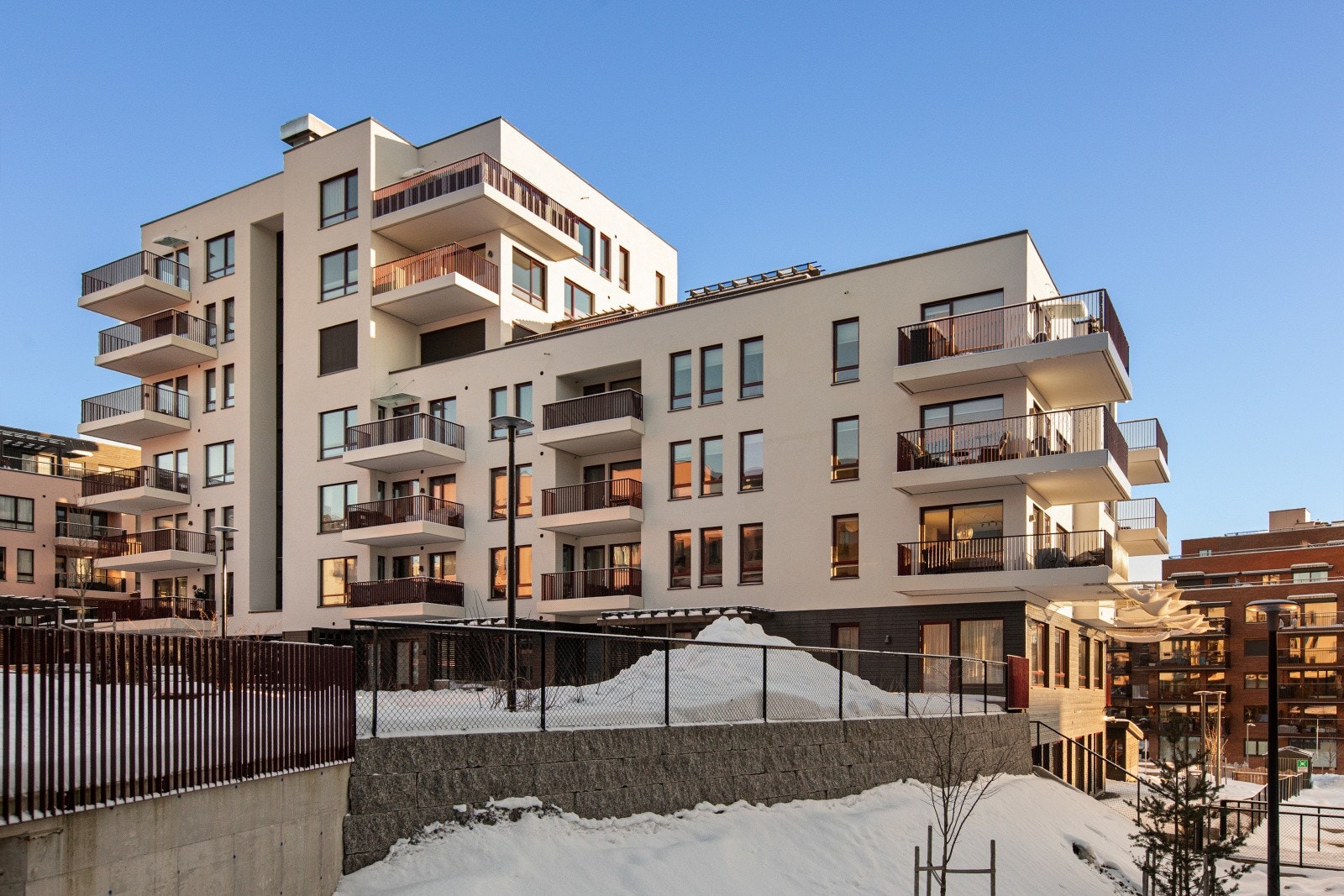 Leiligheten har en meget attraktiv og sentral beliggenhet, i et nyetablert boligområde i Lørenskog kommune. Galleribilde