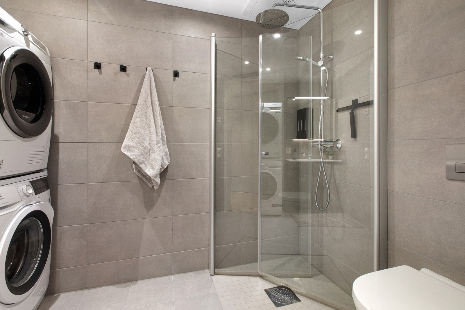 Det store baderommet er romslig og innbydende, med både downlights og gulvvarme som gir ekstra komfort. Galleribilde