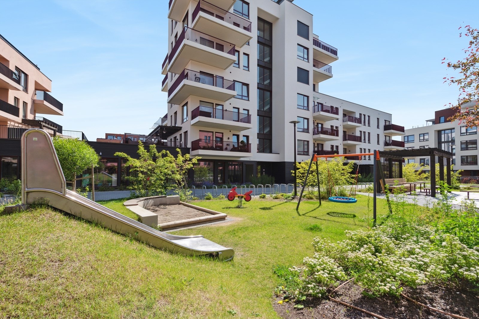 I tillegg har beboerne tilgang til sittebenker og lekeapparater for barn. Fellesarealene er bilfrie og godt skjermet for støy og trafikk. Galleribilde