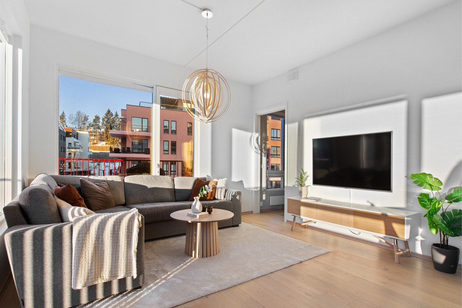 Leiligheten har en romslig og innbydende stue som er enkel å møblere etter behov. Galleribilde