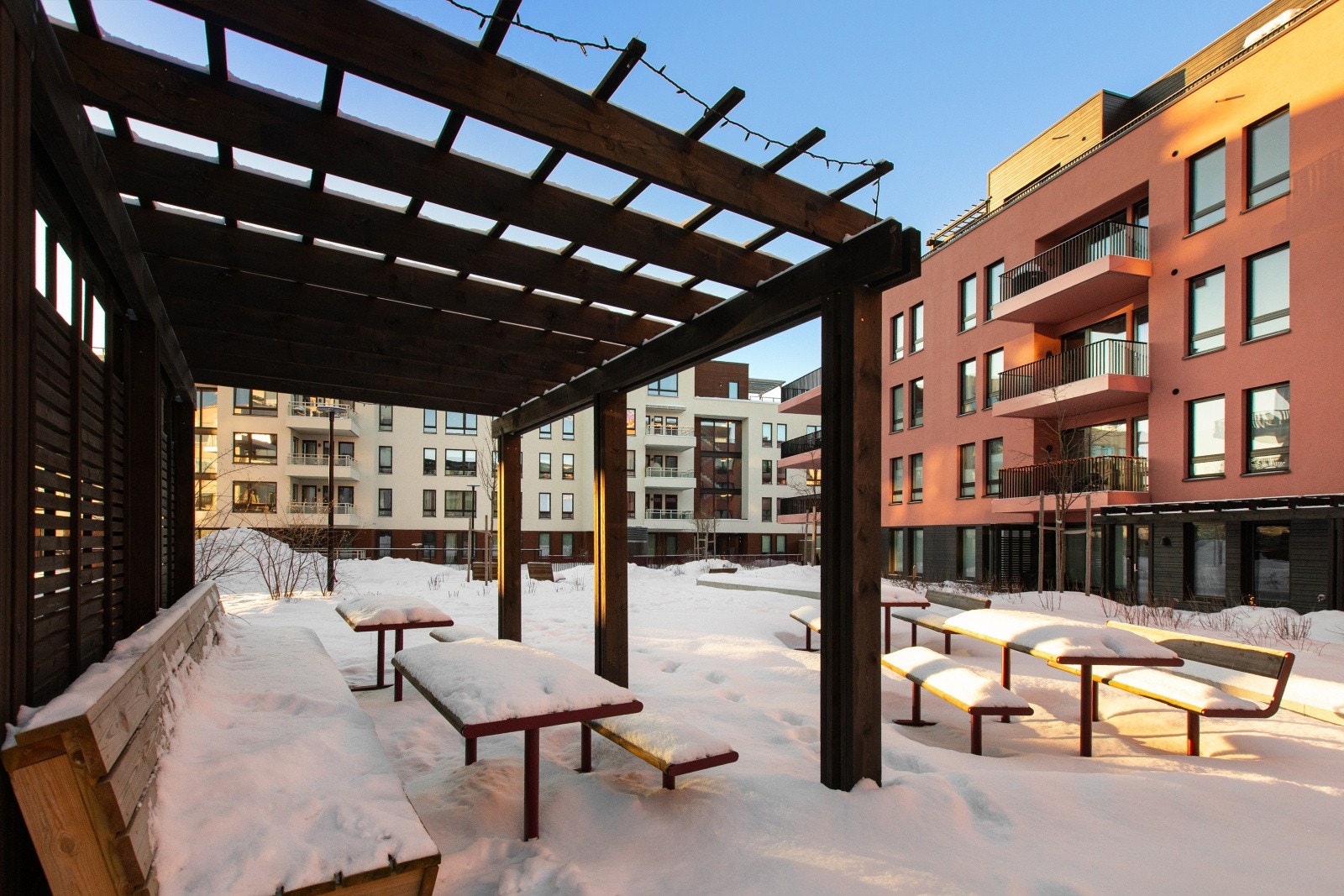 Sameiet har flotte og hyggelige fellesarealer med asfalterte gangveier, velstelte gressplener, trær, busker og variert beplantning. Om vinteren kan noe av grøntområdet være mindre synlig, men om sommeren kommer de vakre omgivelsene virkelig til sin rett. Galleribilde