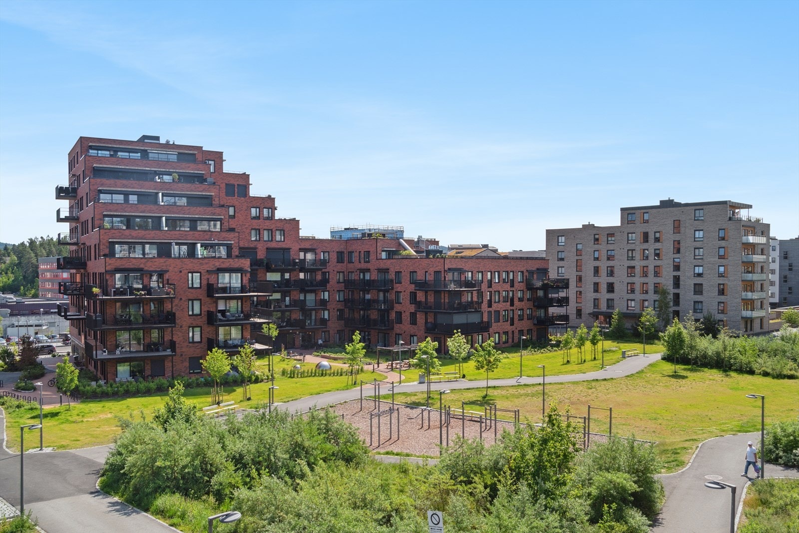 Leiligheten kan by på en nydelig utsikt over de velstelte fellesarealene - en sjelden mulighet, da få leiligheter har en så god og åpen utsikt. Galleribilde