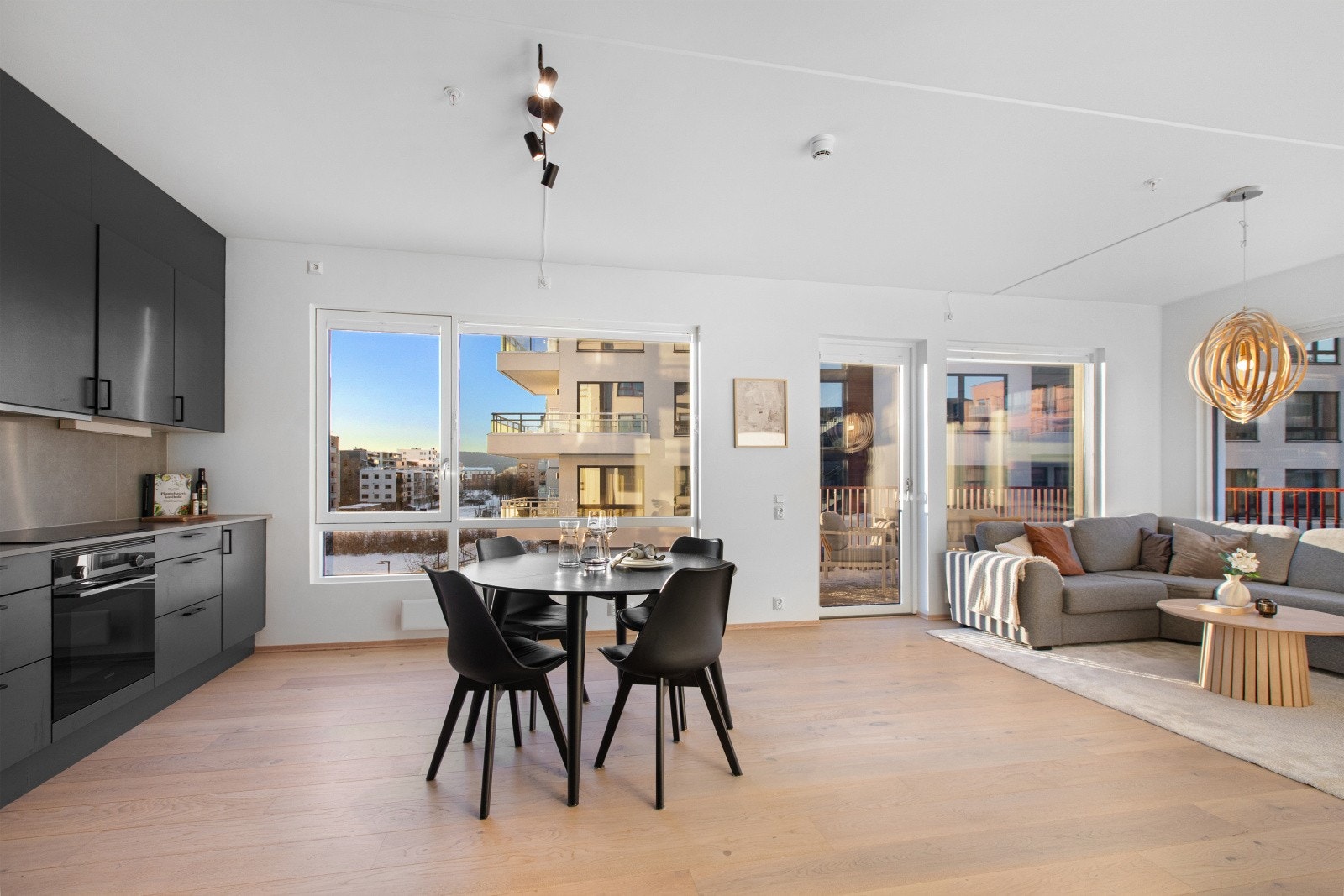 Den åpne løsningen mellom stue og kjøkken skaper en naturlig flyt og legger til rette for både sosiale sammenkomster og hverdagslige gjøremål. Galleribilde