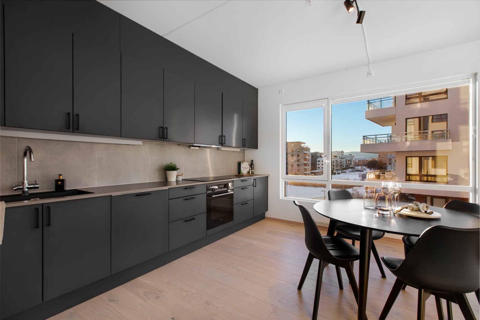 Stilrent kjøkken med rikelig skap- og benkeplass, perfekt for både matlaging og sosialt samvær. Galleribilde