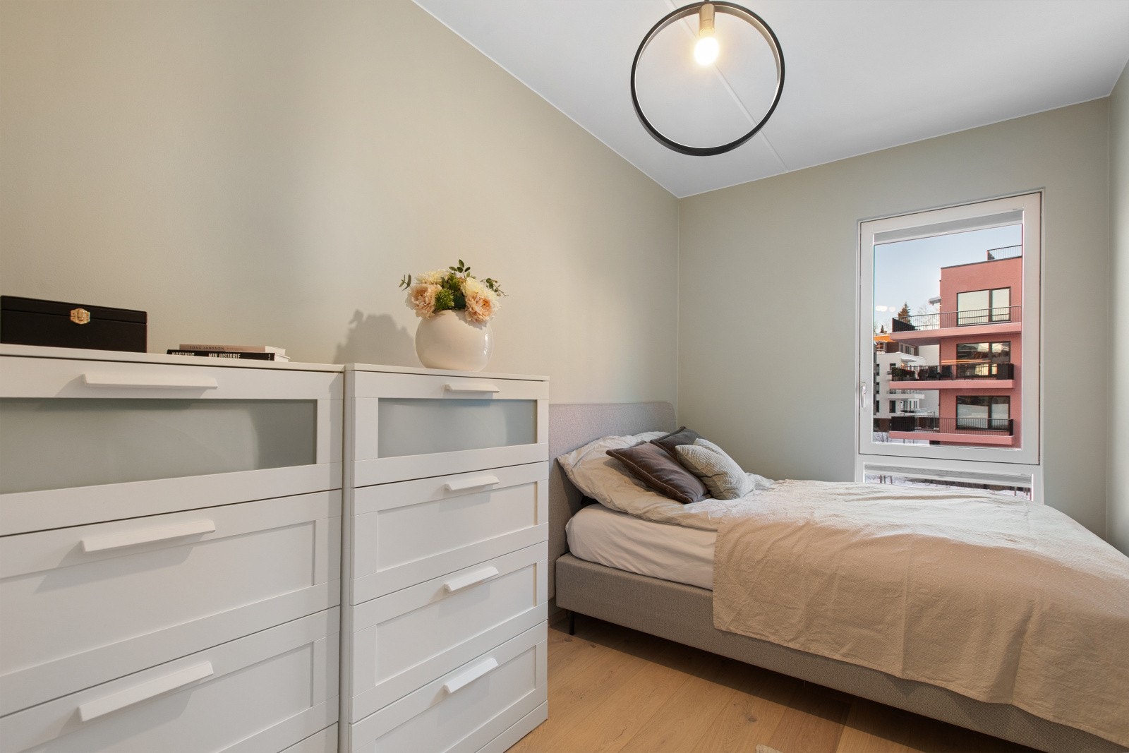 Det andre soverommet har stor seng og kommode. Galleribilde